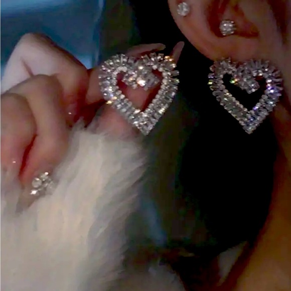 WOMANS RHINESTONE OPEN HEART EARRINGS - Picture 4 of 4